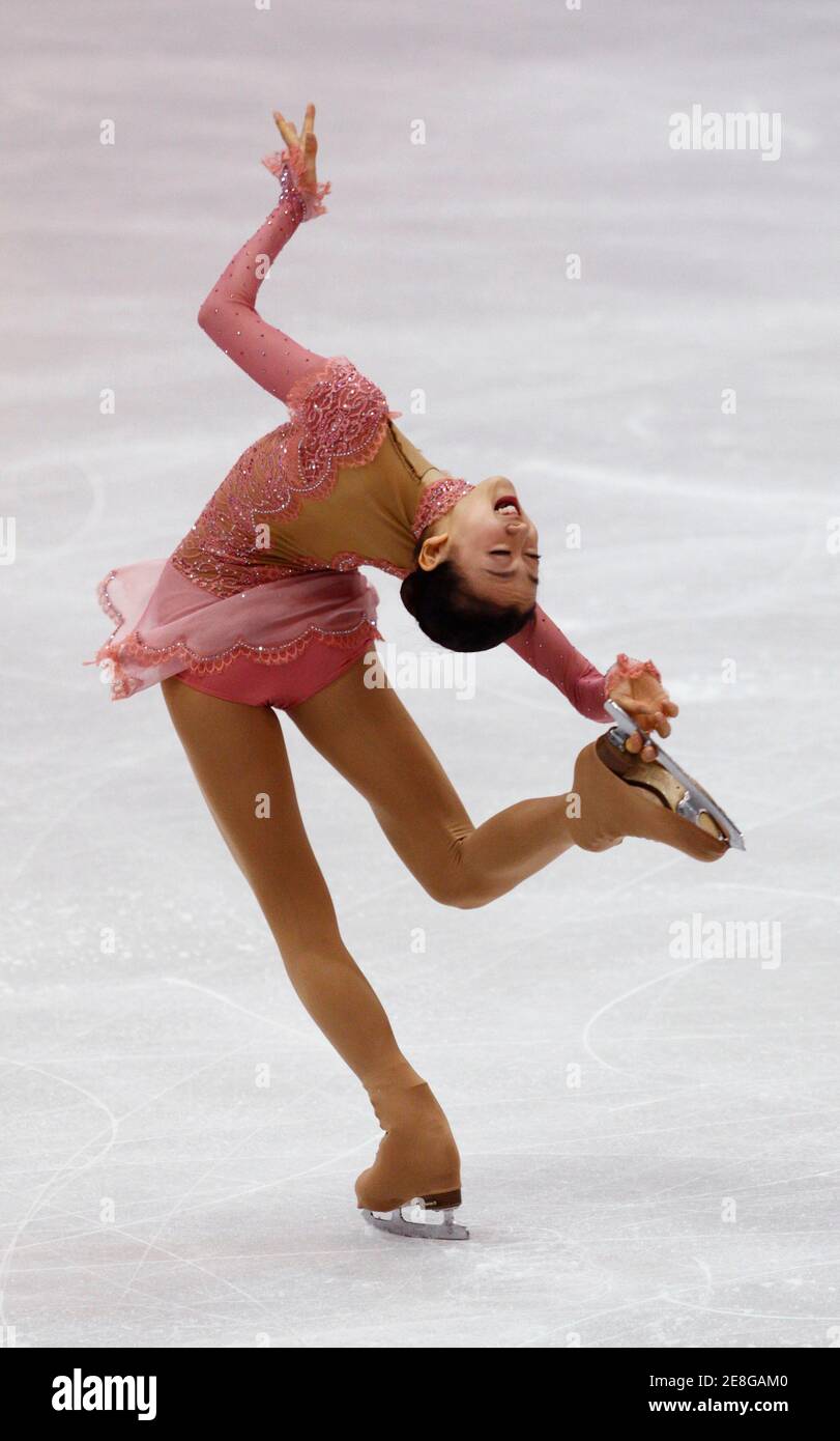 Mao Asada du Japon se produit lors de la compétition de programme court féminin aux Championnats de patinage artistique de l'UIP sur quatre continents à Jeonju, au sud de Séoul, le 27 janvier 2010. REUTERS/JO Yong-Hak (CORÉE DU SUD - Tags: SPORT FIGURE SKATING) Banque D'Images