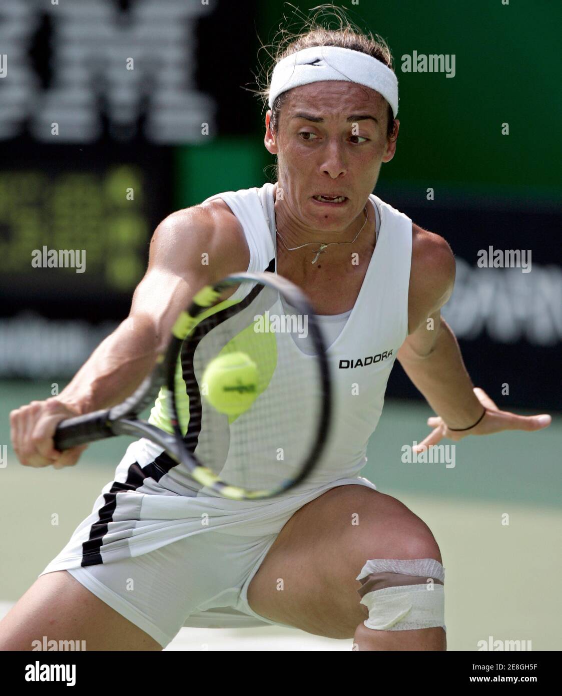 Francesca Schiavone, d'Italie, revient contre Kim Clijsters, de Belgique, lors du tournoi de tennis Open d'Australie à Melbourne le 23 janvier 2006. REUTERS/Claro Cortes IV Banque D'Images