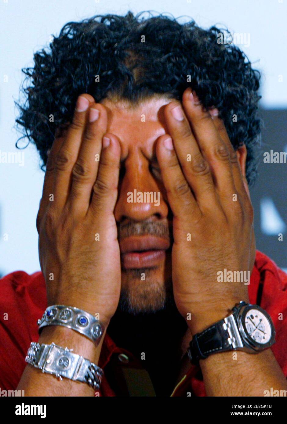 Barcelona coach Frank Rijkaard touches his face during a news conference in Beijing August 3, 2007 as part of Barcelona's nine-day pre-season tour to Asia. On August 5, they face Beijing Guoan in the Chinese capital and two days later play Yokohama Marinos in Japan. On Aug. 10, they take on the Mission Hills Invitation XI in Hong Kong. REUTERS/Claro Cortes IV (CHINA) Banque D'Images