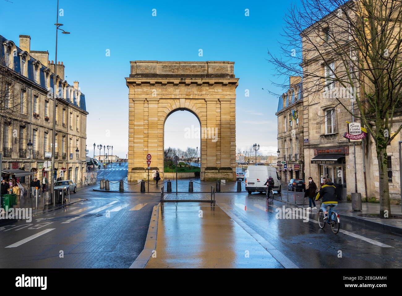 Bordeaux, France. Porte de Bourgogne. Centre-ville de Bordeaux. Vieille  ville historique. Marche dans les rues de Bordeaux Photo Stock - Alamy