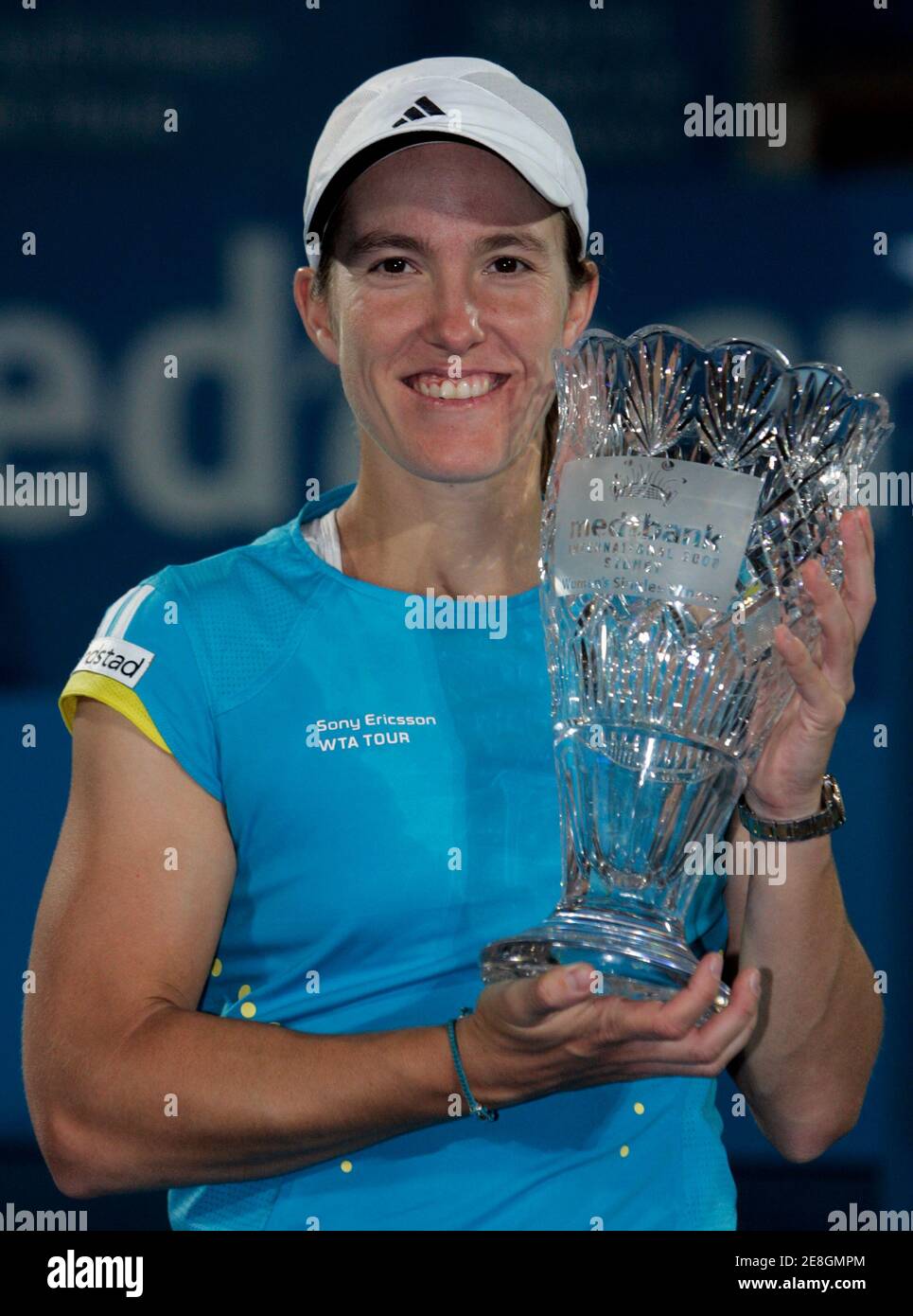 Justine Henin, de Belgique, a remporté le trophée après avoir remporté le titre féminin de singles contre Svetlana Kuznetsova, de Russie, lors du tournoi international de tennis de Sydney le 11 janvier 2008. REUTERS/will Burgess (AUSTRALIE) Banque D'Images