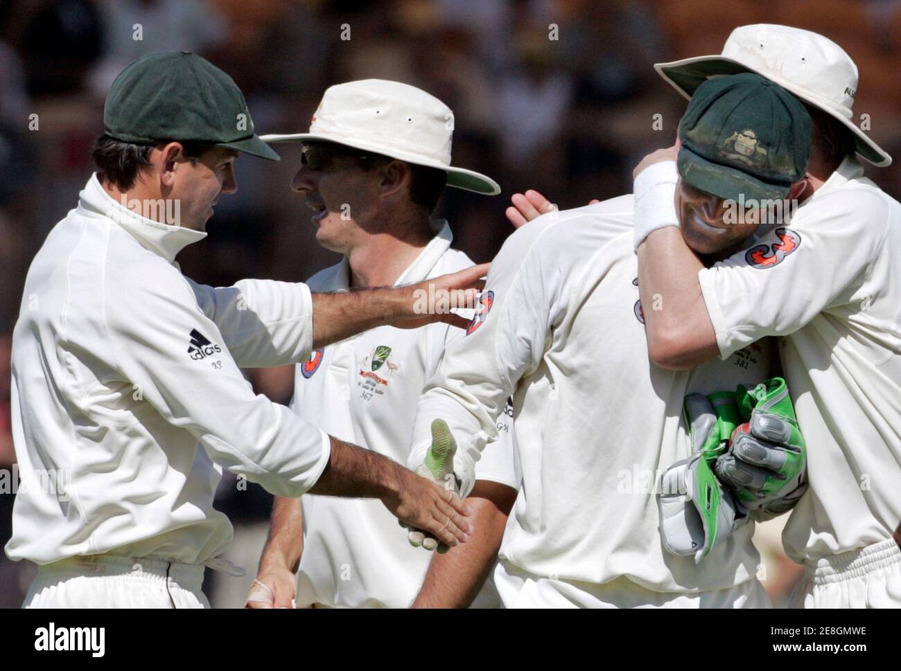 Adam Gilchrist (2e R), le gardien de cricket australien, est embrassé par Brett Lee (R), alors que le capitaine Ricky Ponting le félicite et Brad Hogg (2e L) Il se déplace après que Gilchrist ait battu le record du monde de Mark Boucher en Afrique du Sud pour le plus grand nombre de licenciements de tests effectués par un gardien de rue au cours du deuxième jour de leur quatrième et dernier match de test contre l'Inde à l'Adelaide Oval le 25 janvier 2008. Gilchrist a revendiqué sa 414e victime, éclipsant le record de Boucher en 413, lorsqu'il a pris le capitaine de l'Inde Anil Kumble du bowling de Mitchell Johnson pour 87. REUTERS/will Burgess (AUSTRALIE) Banque D'Images
