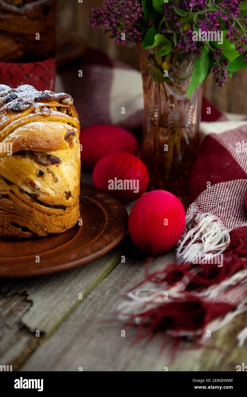 Kraffin gâteau de Pâques. Kraffins aux raisins secs, fruits confits et graines de pavot, arrosés de sucre en poudre. Gros plan de gâteau maison. Brut. Banque D'Images