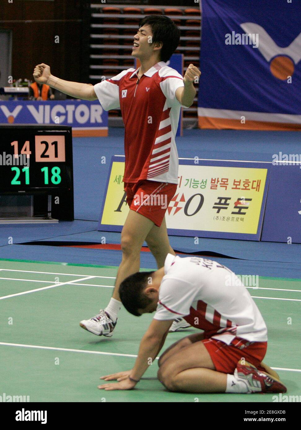 Lee Yong-dae de Corée du Sud (arrière) et Jung Jae-sung célèbrent après avoir remporté le double match final des hommes contre le chinois Cai Yun et Fu Haifeng à la série de badminton ouverte Victor Korea à Séoul le 17 janvier 2010. Lee et Jung ont remporté la médaille d'or. REUTERS/JO Yong-Hak (CORÉE DU SUD - Tags: SPORT BADMINTON) Banque D'Images