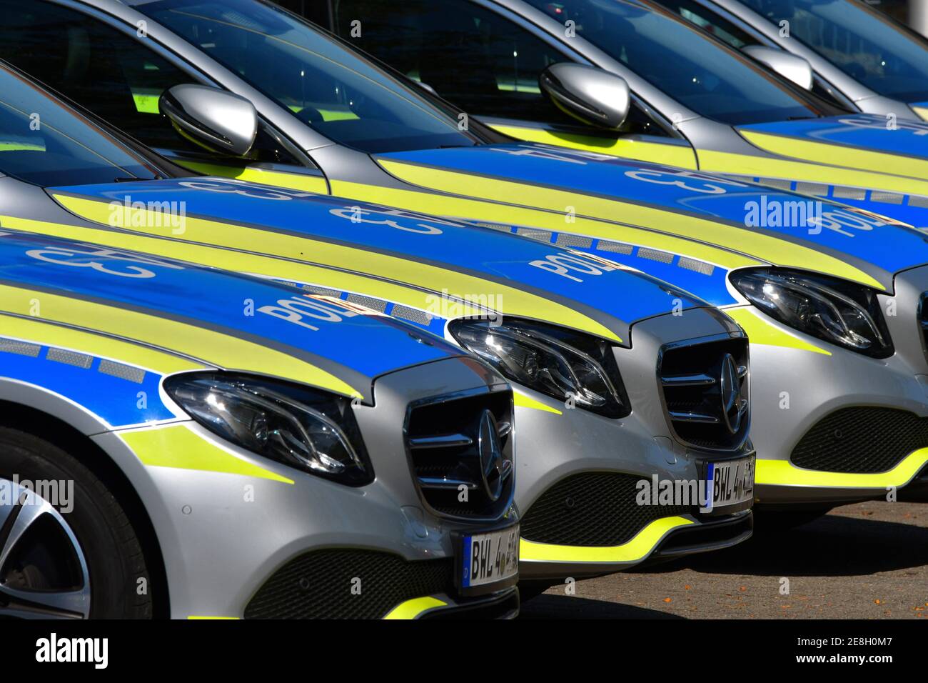 L'avant de plusieurs voitures de police marquées en Allemagne debout côte à côte. Banque D'Images