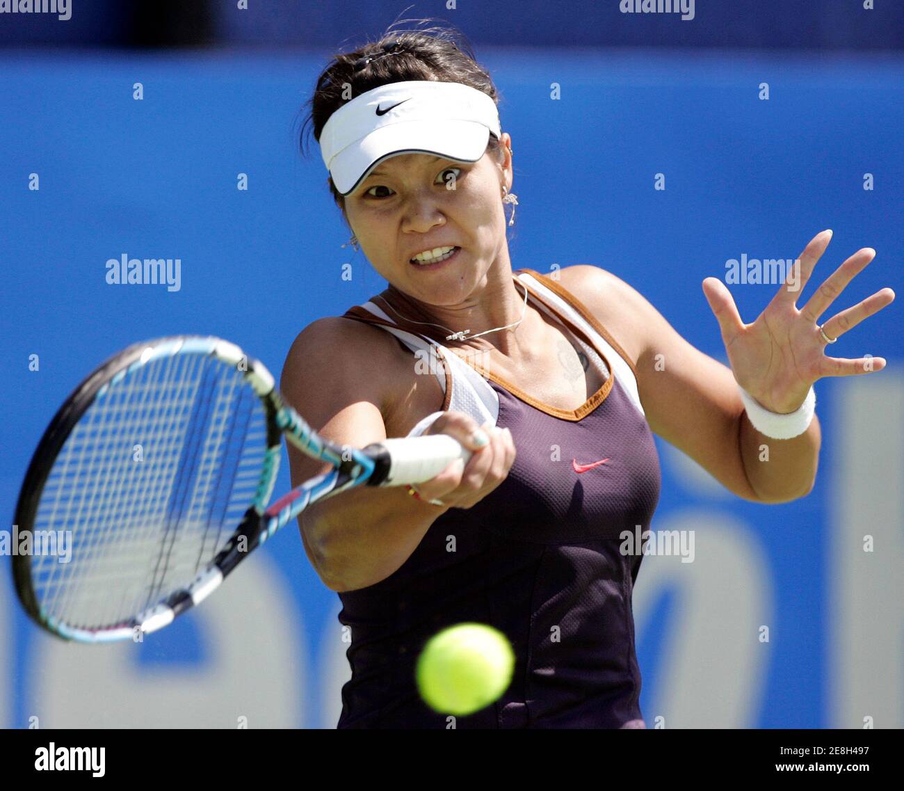 Li Na, de Chine, a tiré un coup de feu lors de son match contre Katarina Srebotnik, de Slovaquie, au tournoi international de tennis de Sydney au parc olympique de Sydney, le 10 janvier 2007. REUTERS/will Burgess (AUSTRALIE) Banque D'Images
