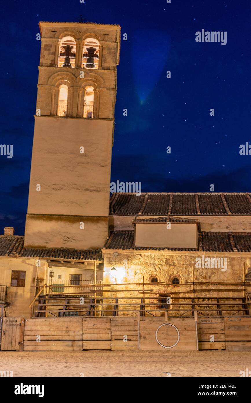 Vieux taureau dans la place principale d'une ville à nuit à côté de la tour de l'église Banque D'Images