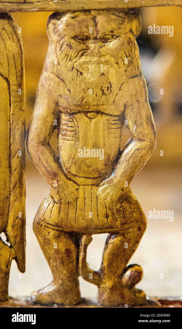 Égypte, le Caire, Musée égyptien, de la tombe de Yuya et Thuya à Louxor : détail d'une chaise en bois, plâtré et doré, dieu BES. Banque D'Images