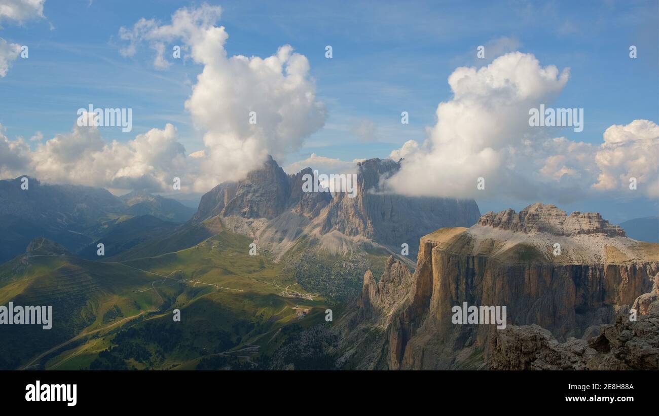 Time Lapse : vue fantastique sur les montagnes et les nuages. Banque D'Images