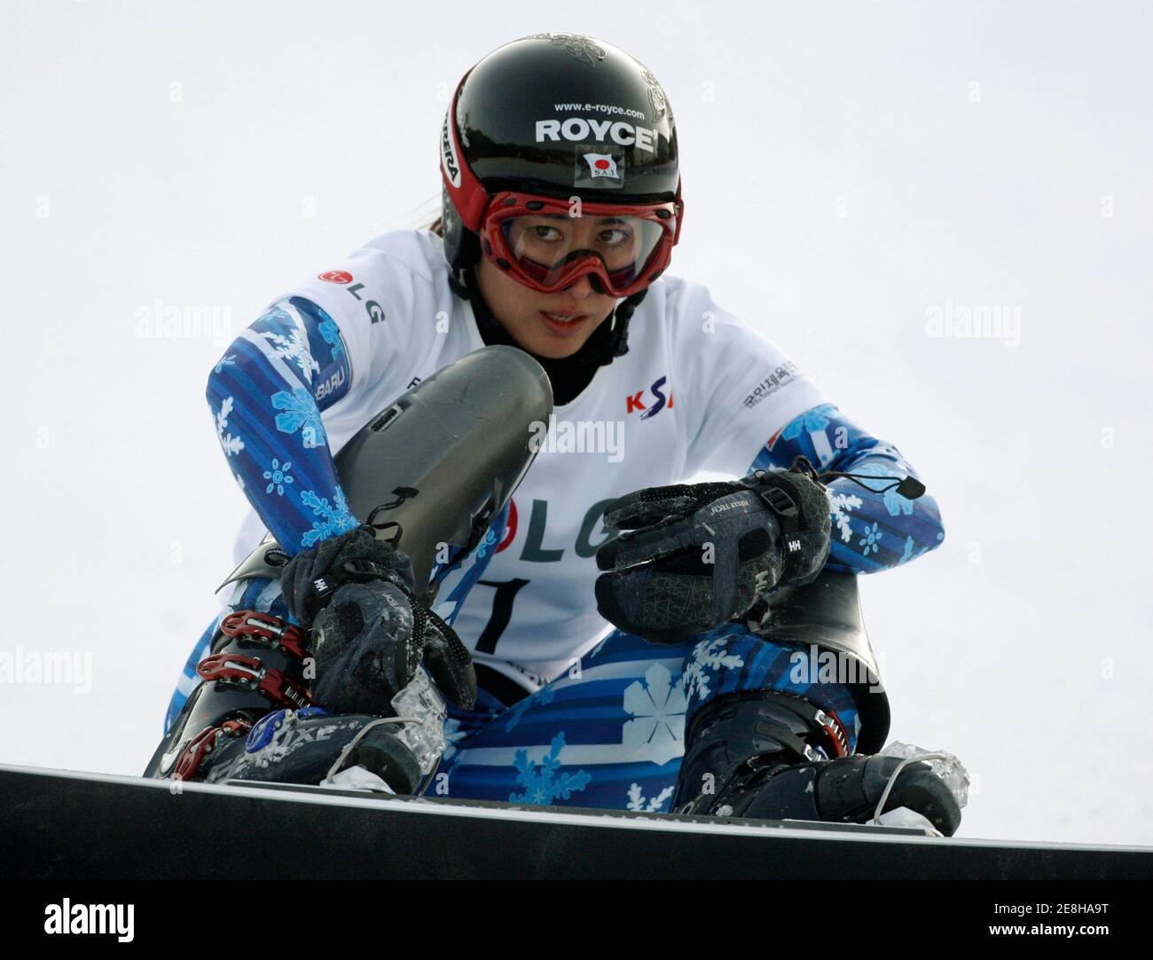Tomoka Takeuchi du Japon réagit après sa perte à la petite finale du slalom géant parallèle de snowboard féminin aux Championnats du monde de snowboard FIS à Hoengseong, à l'est de Séoul, le 20 janvier 2009. Takeuchi a été classé quatrième. REUTERS/JO Yong-Hak (CORÉE DU SUD) Banque D'Images