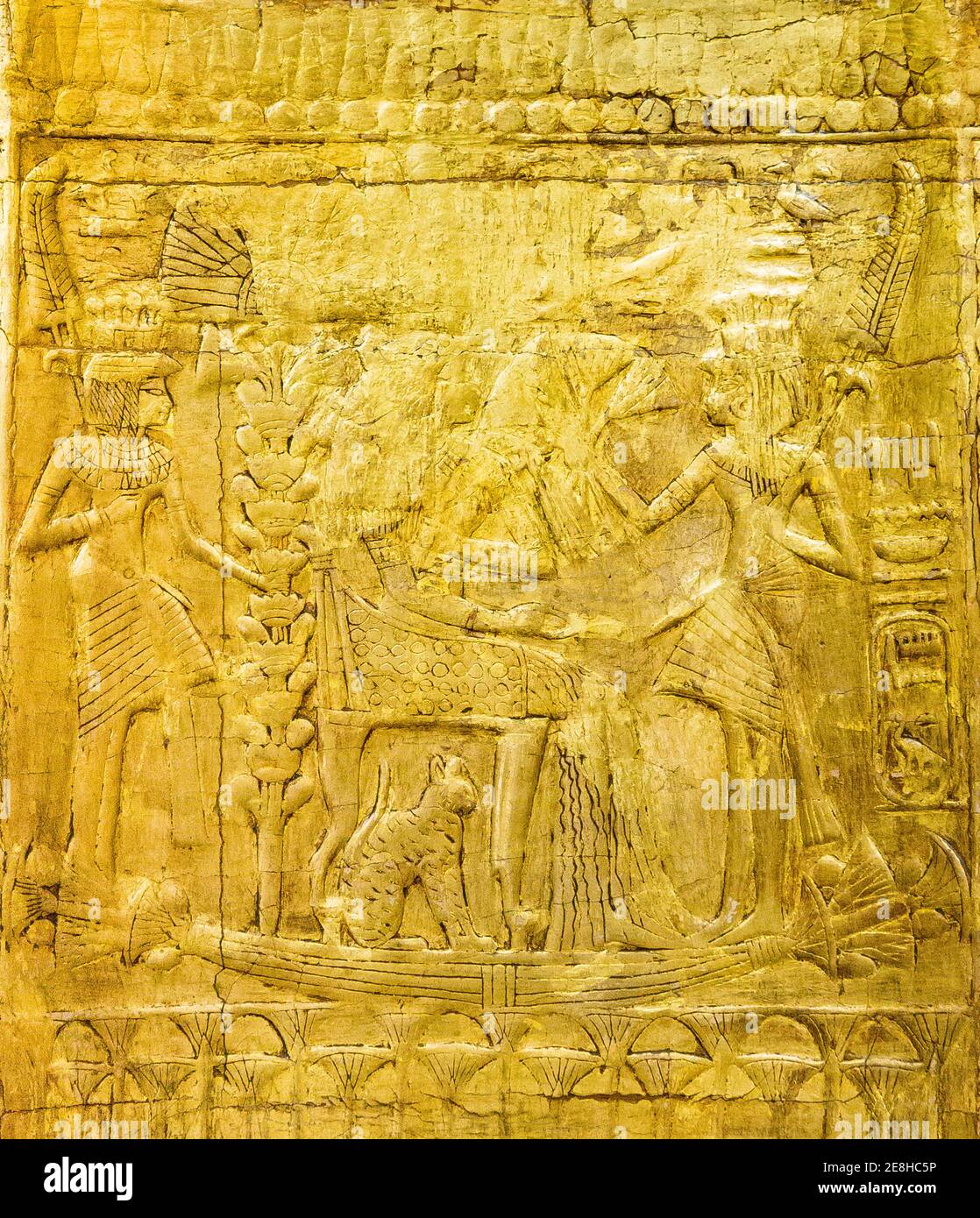 Egypte, le Caire, Musée égyptien, de la tombe de Yuya et Thuya à Louxor : chaise en bois, plâtré et doré, la chaise montre une navigation. Banque D'Images