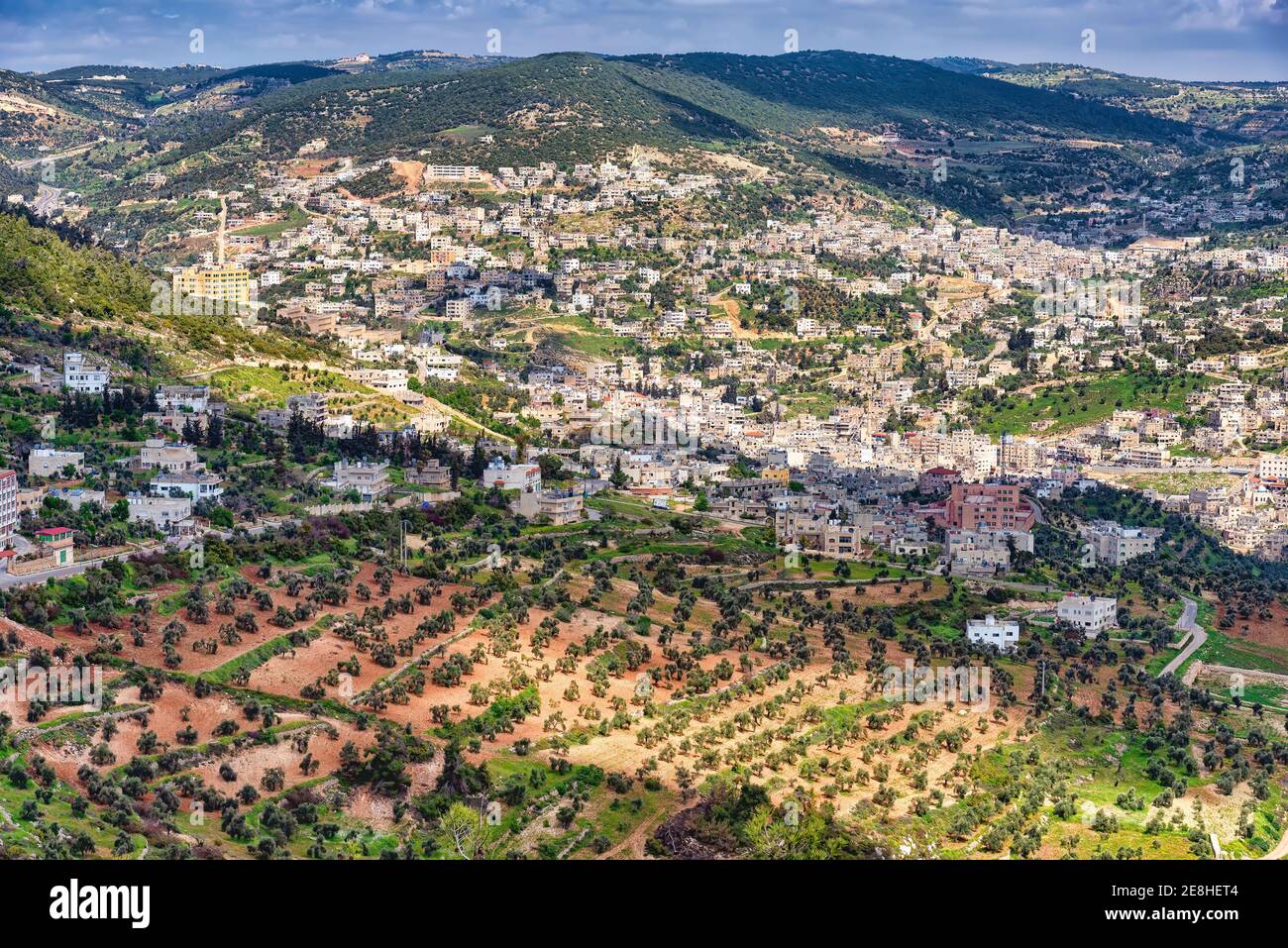 Vue aérienne de la ville d'Ajloun depuis le château de Rabad, en Jordanie. Ajloun est une ville vallonnée au nord de la Jordanie célèbre pour ses impressionnantes ruines de château Banque D'Images