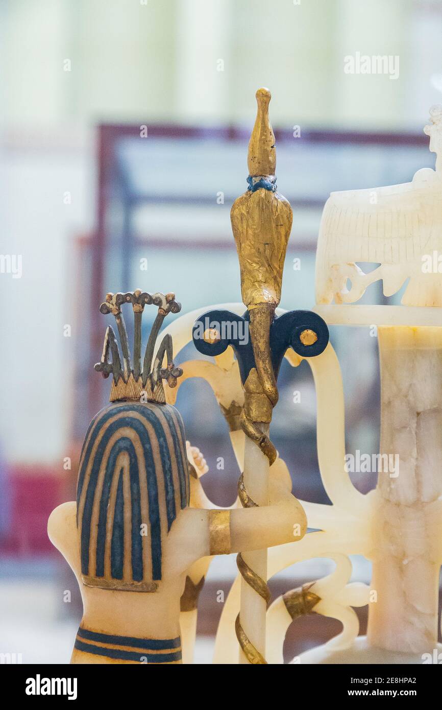 Egypte, le Caire, Toutankhamon albâtre, de sa tombe à Louxor : dos d'un vase de parfum composite, sur piédestal ajouré. Banque D'Images