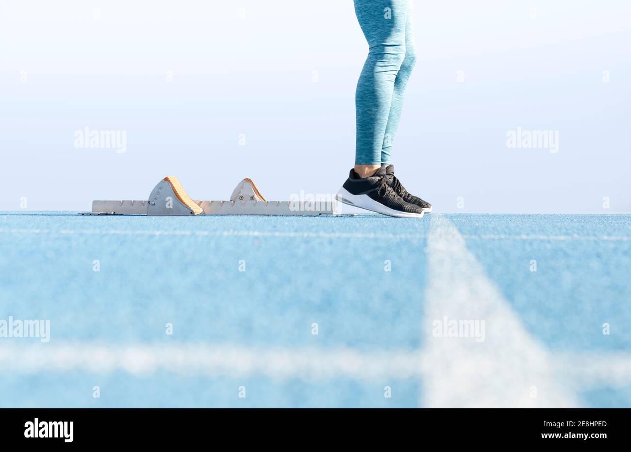 Vue latérale au niveau du sol de la glissière se trouvant sur la chenille à proximité commencez des centaines de mètres et préparez-vous pour la course au stade Banque D'Images