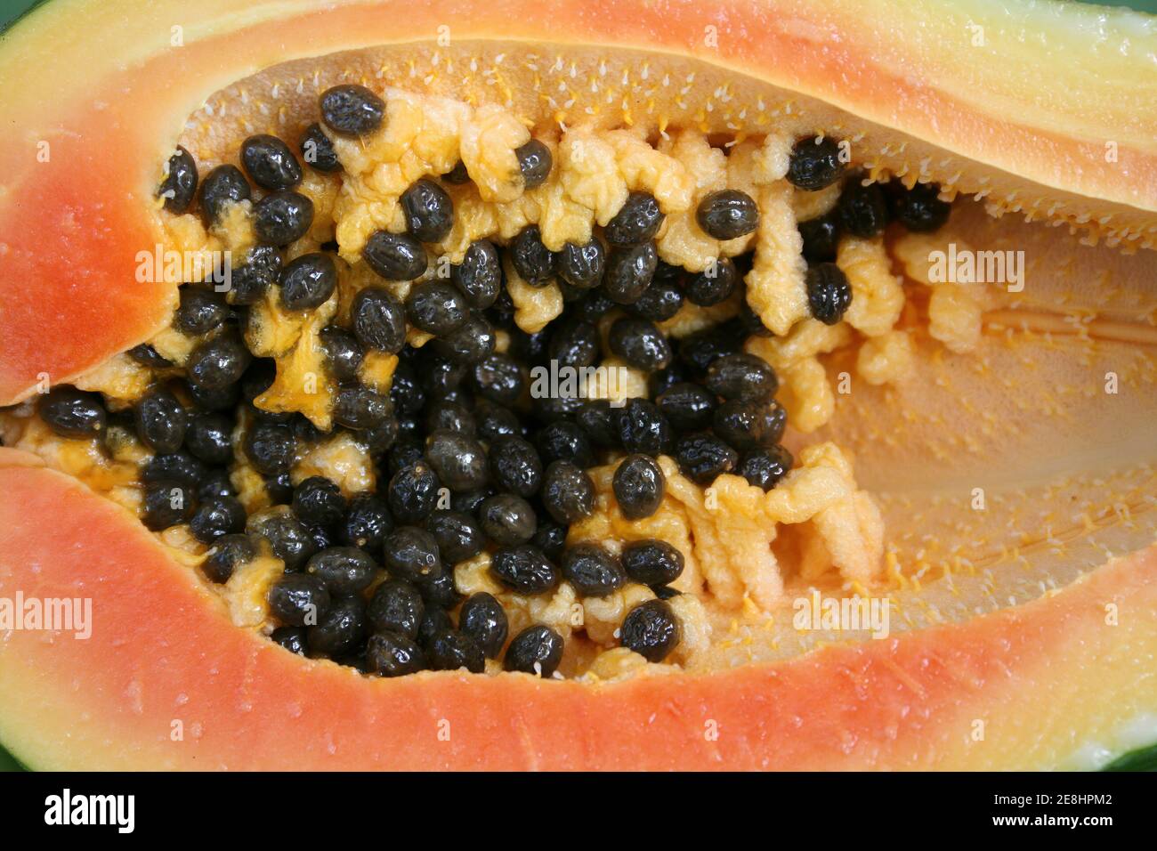 Papaye moitié montrant la chair orange et les graines noires - Zanzibar Banque D'Images