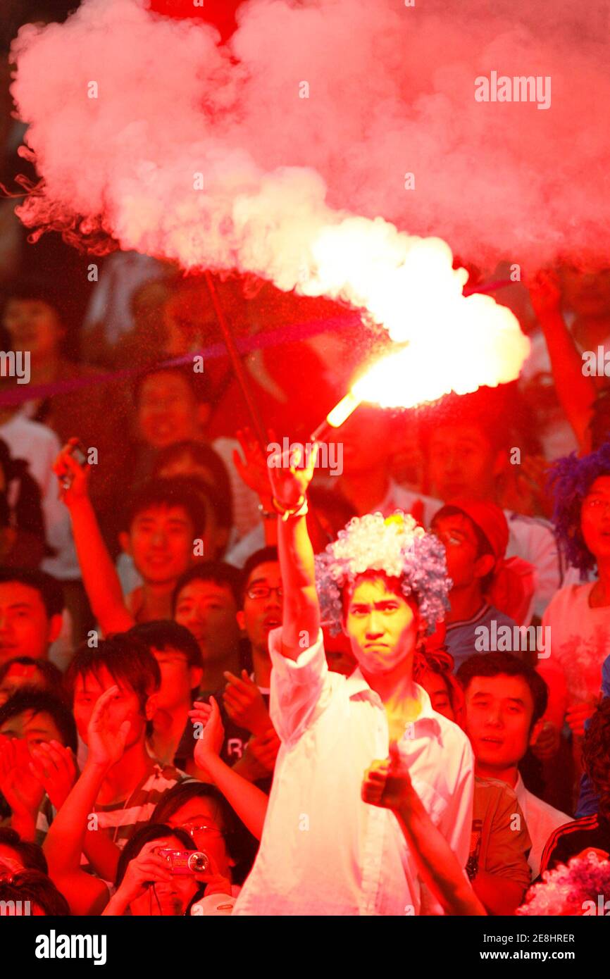 A Chinese supporter lights a flare after China scored their first goal against New Zealand during their Group D soccer match in the 2007 FIFA Women's World Cup tournament in Tianjin September 20, 2007. REUTERS/Claro Cortes IV (CHINA) Banque D'Images