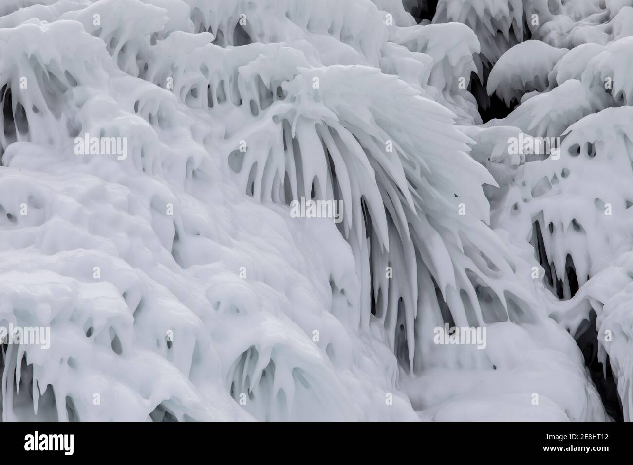 Éclaboussures d'eau glacée couvrant la pente de la falaise rocheuse près Lac Baikal le jour d'hiver Banque D'Images