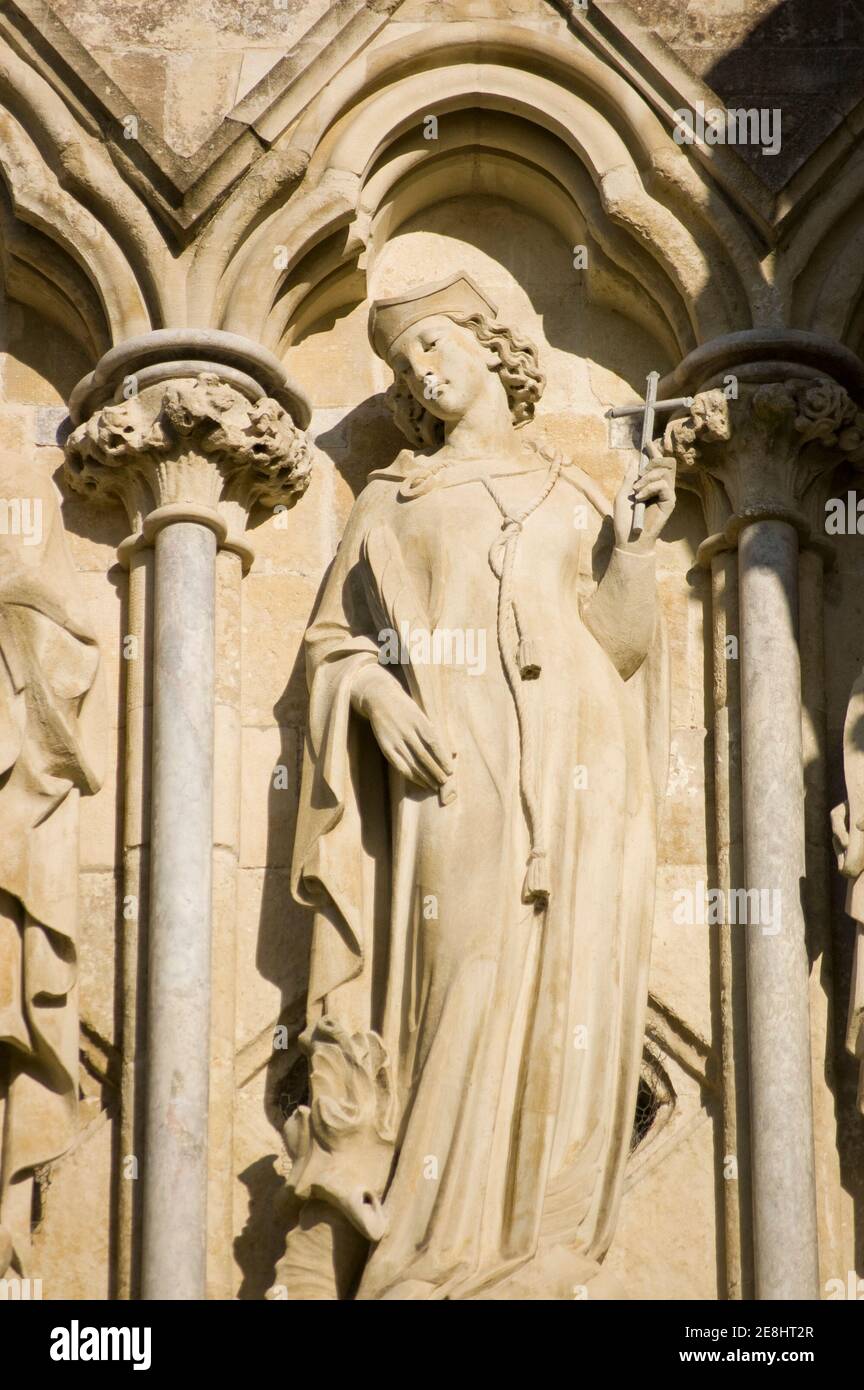 Statue de Sainte-Marguerite d'Antioche sur le front ouest de la cathédrale de Salisbury, Wiltshire. Sculpté par James Redfern au XIXe siècle et sur public d Banque D'Images