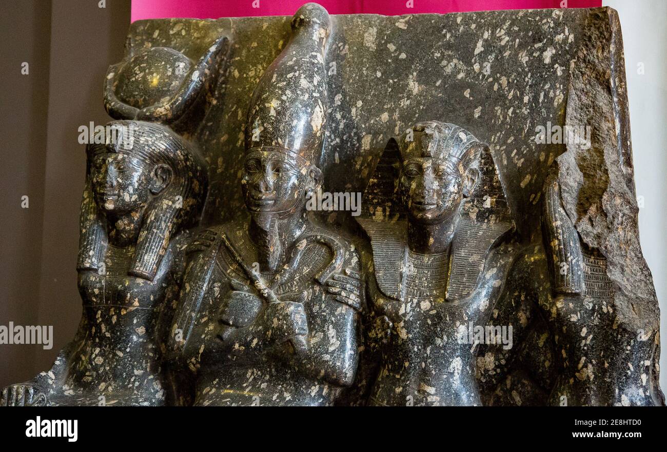 Égypte, le Caire, Musée égyptien, groupe de statues du roi Horemheb avec la divine triade d'Abydos : Osiris, Isis et Horus. Abydos, granit, dynastie 18. Banque D'Images