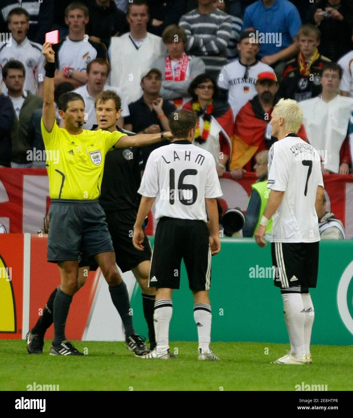 L'arbitre de match Frank de Bleeckere de Belgique (L) présente une carte  rouge à Bastian Schweinsteiger (R) d'Allemagne tandis que ses coéquipiers  Jens Lehmann (2ndL) et Philipp Lahm réagissent lors du match
