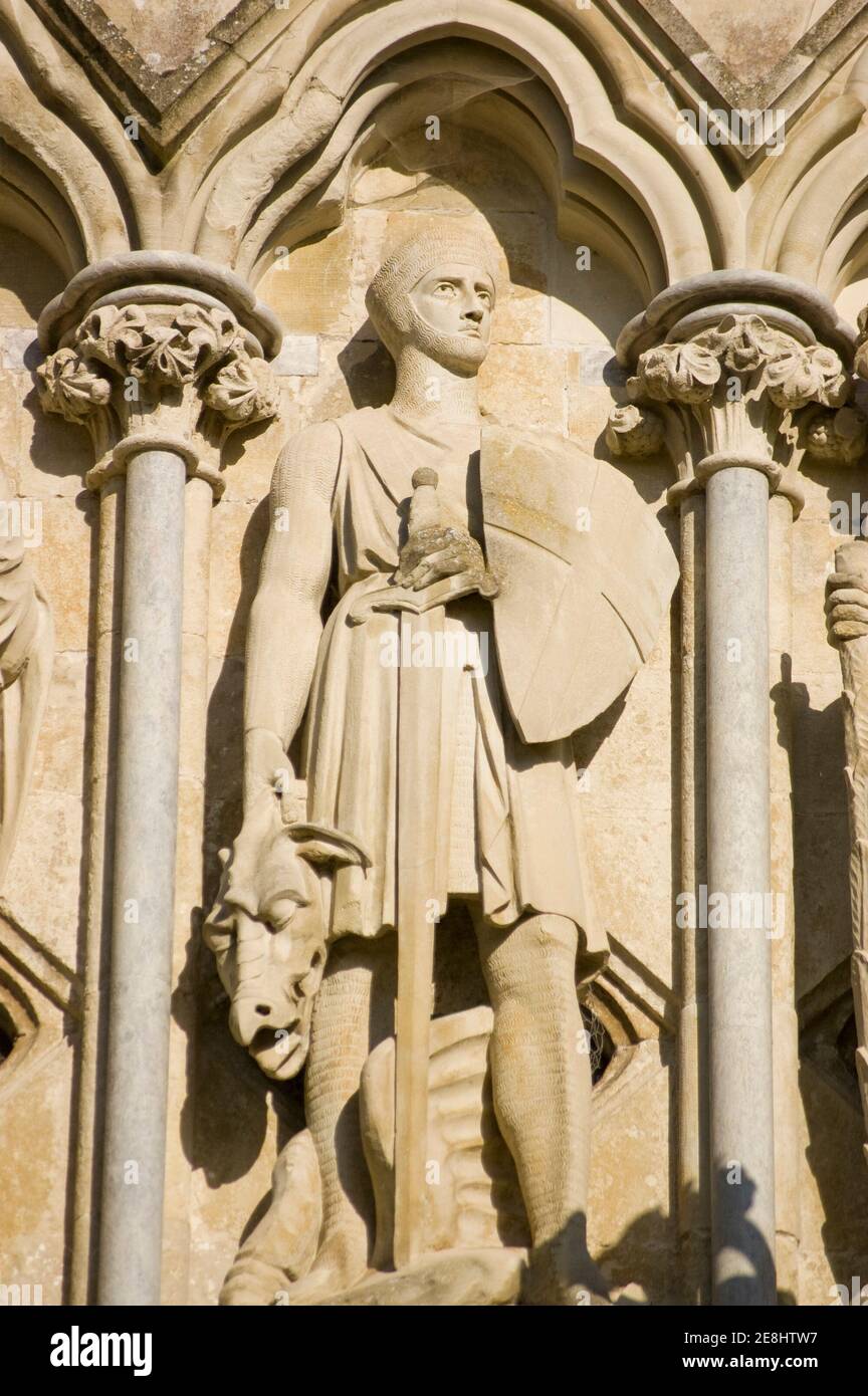 Statue en pierre de Saint George tenant son dragon mort. Face ouest de la cathédrale de Salisbury, Wiltshire. Sculpture de James Redfern et sur exposition publique o Banque D'Images