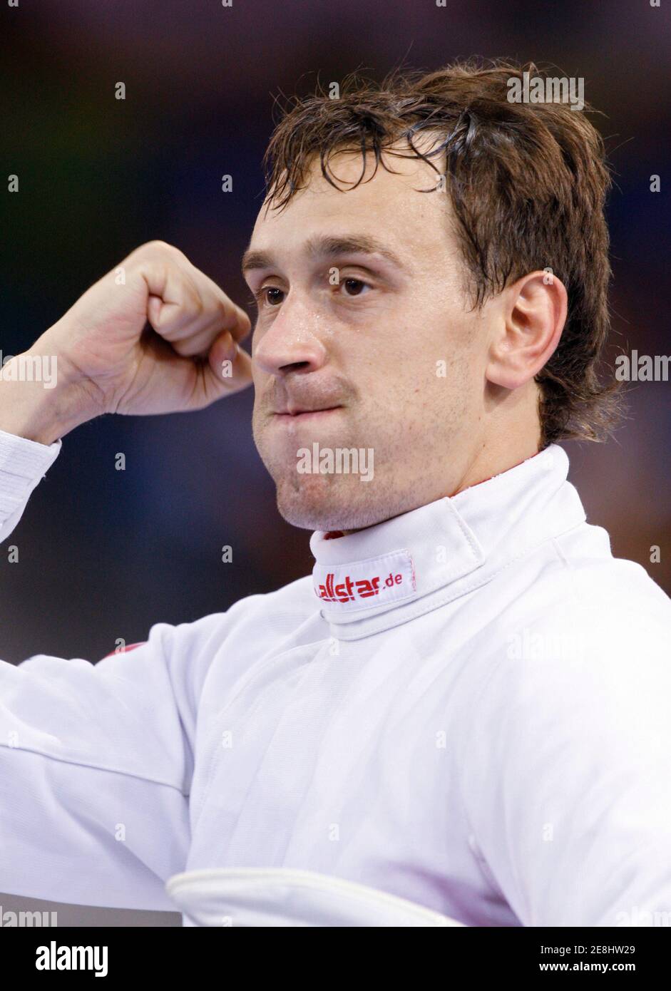 Andrey Moiseev of Russia celebrates winning a bout during the fencing event of the men's modern pentathlon competition at the Beijing 2008 Olympic Games, August 21, 2008. REUTERS/Claro Cortes (CHINA) Banque D'Images
