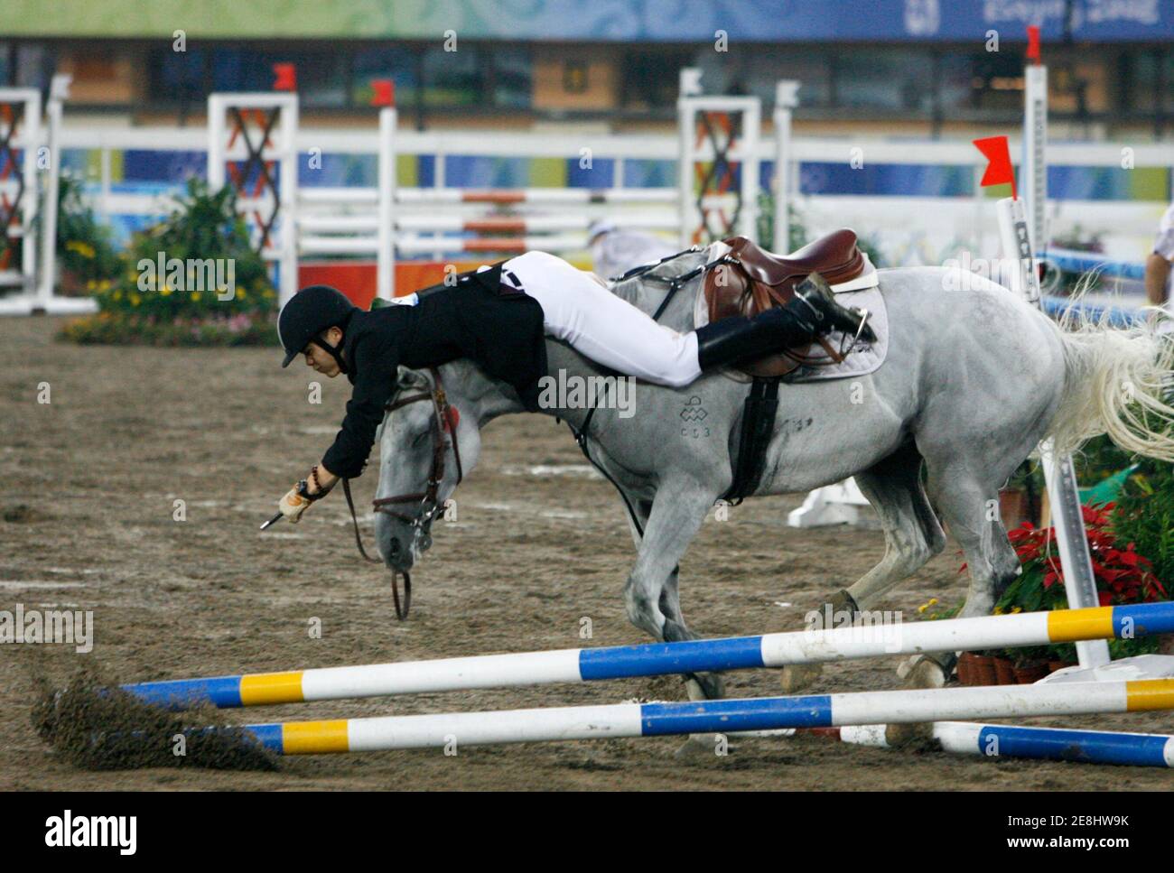 Cao Zhongrong of China falls from his horse ChuChu during the men's riding show jumping event of the modern pentathlon competition at the Beijing 2008 Olympic Games, August 21, 2008. REUTERS/Claro Cortes IV (CHINA) Banque D'Images