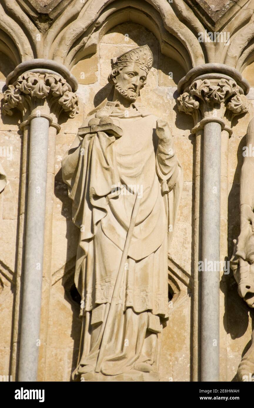 Statue de Saint Nicolas, Saint patron de Noël, contenant trois boules dorées. Sculpture de James Redfern exposée au public sur le front ouest de Sal Banque D'Images