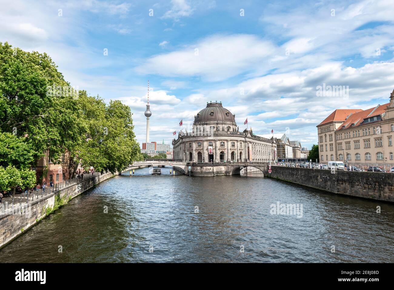 Musée de la Bode et tour de télévision avec rivière Spree, île aux musées, Mitte, Berlin, Allemagne Banque D'Images