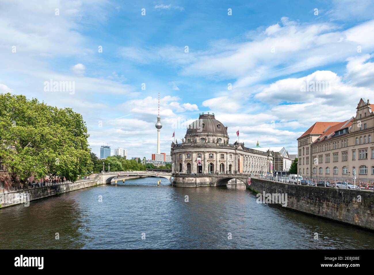Musée de la Bode et tour de télévision avec rivière Spree, île aux musées, Mitte, Berlin, Allemagne Banque D'Images