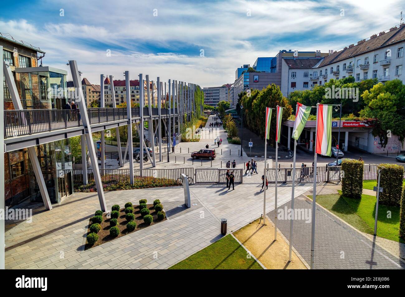 Espace vert urbain près du centre commercial Mammut de Budapest, Hongrie. Aujourd'hui, les clients et les résidents locaux peuvent profiter d'un espace vert avec un lac et un terrain de jeu. Banque D'Images