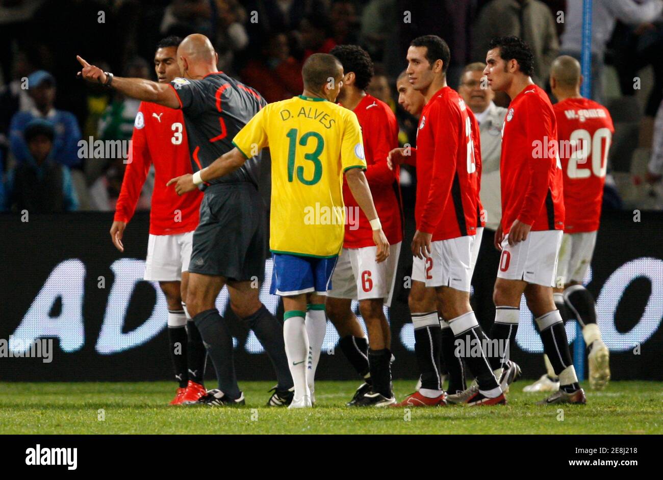 Ahmed Al Muhammadi en Égypte est envoyé avec une carte rouge lors de son match de football de la coupe des Confédérations contre le Brésil au stade Free State Stadium de Bloemfontein le 15 juin 2009. REUTERS/Jerry Lampen (FOOTBALL SPORTIF D'AFRIQUE DU SUD) Banque D'Images