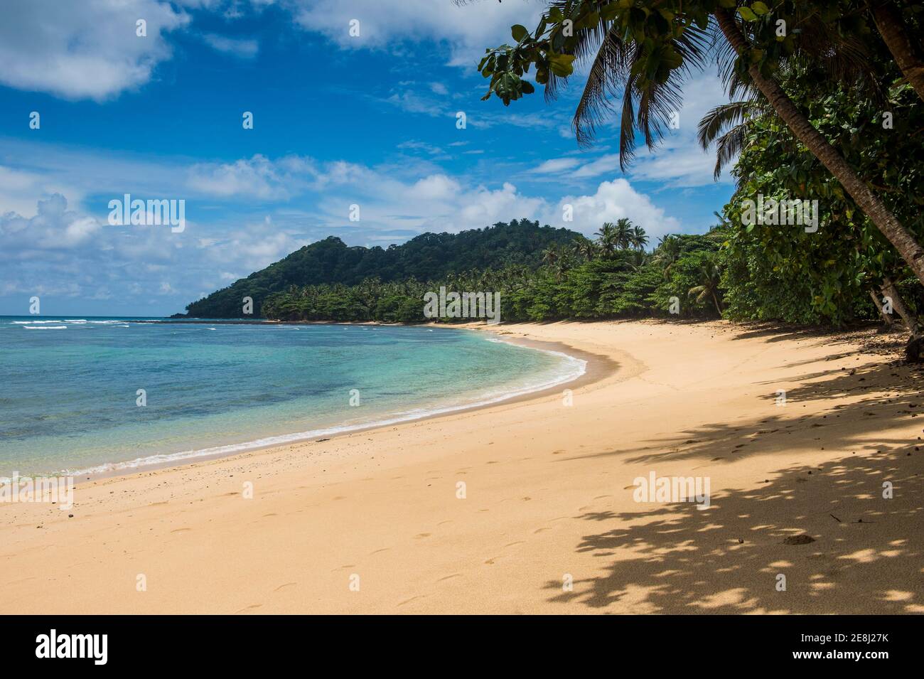 Plage Praia Cabana sur la côte sud de Sao Tomé, Sao Tomé-et-principe, océan Atlantique Banque D'Images