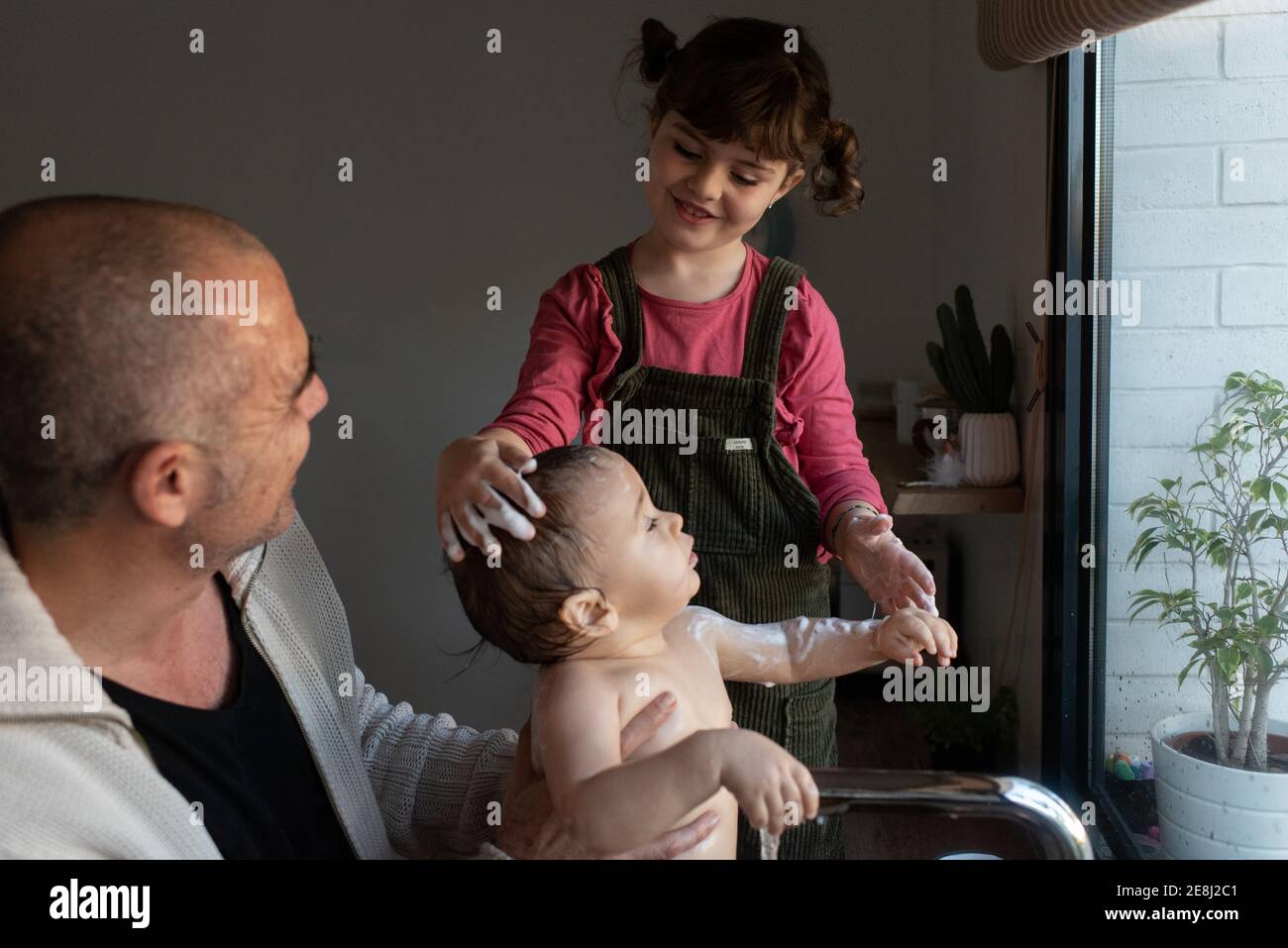 Petite Fille Se Lavant La Tete De Bebe Mignon Dans Les Bras De Pere Pendant Le Bain Dans L Evier Dans La Cuisine Photo Stock Alamy