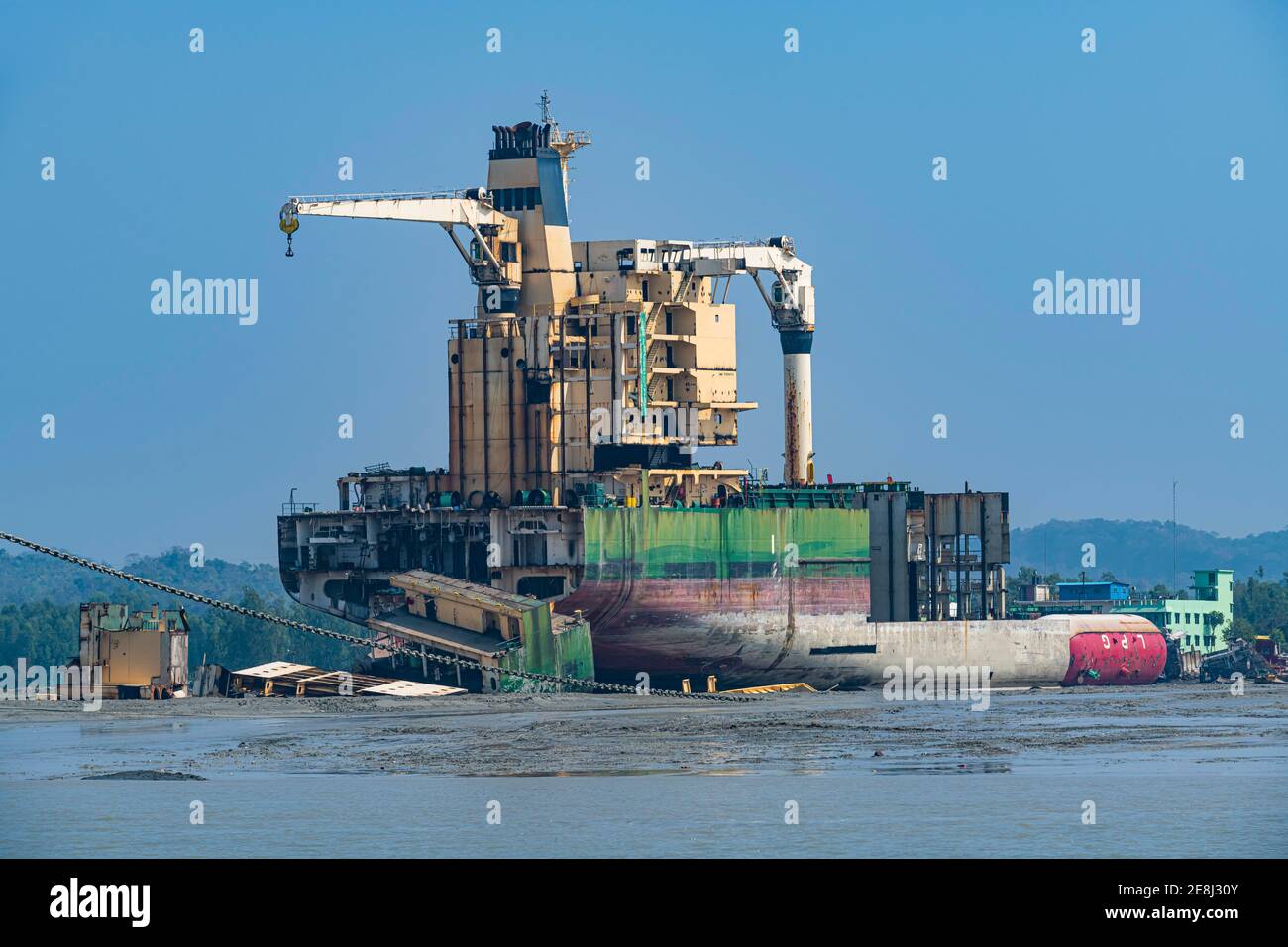 Énormes navires à conteneurs prêts à se briser, Chittagong Ship Breaking Yard, Chittagong, Bangladesh Banque D'Images