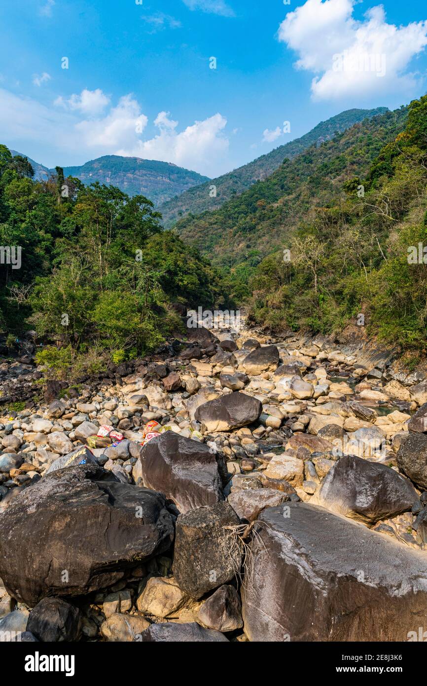 Énormes rochers dans une vallée, Sohra ou Cherrapunjee, Meghalaya, Inde Banque D'Images