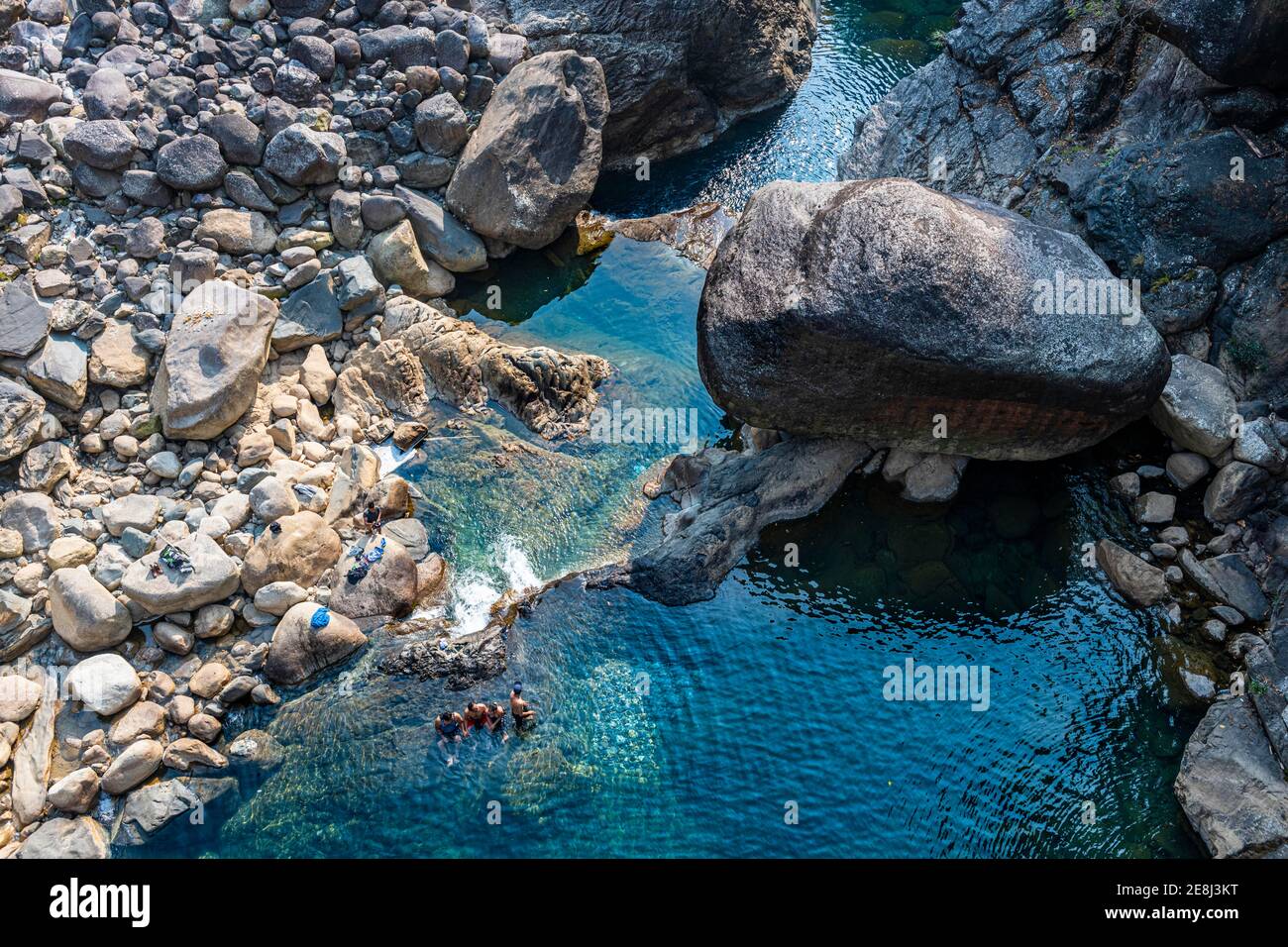 Énormes rochers dans une vallée, Sohra ou Cherrapunjee, Meghalaya, Inde Banque D'Images