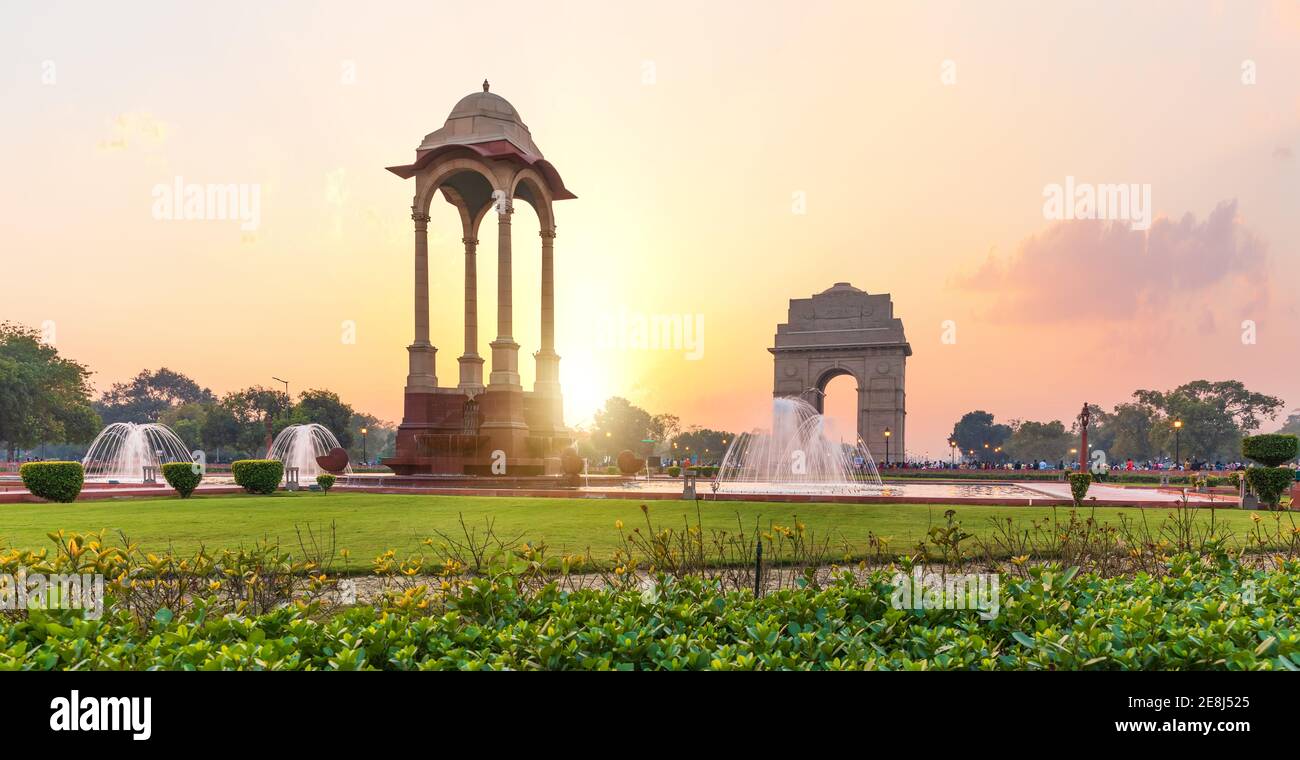 La porte de l'Inde et la canopée au coucher du soleil à New Delhi, vue depuis le Monument commémoratif de guerre Banque D'Images