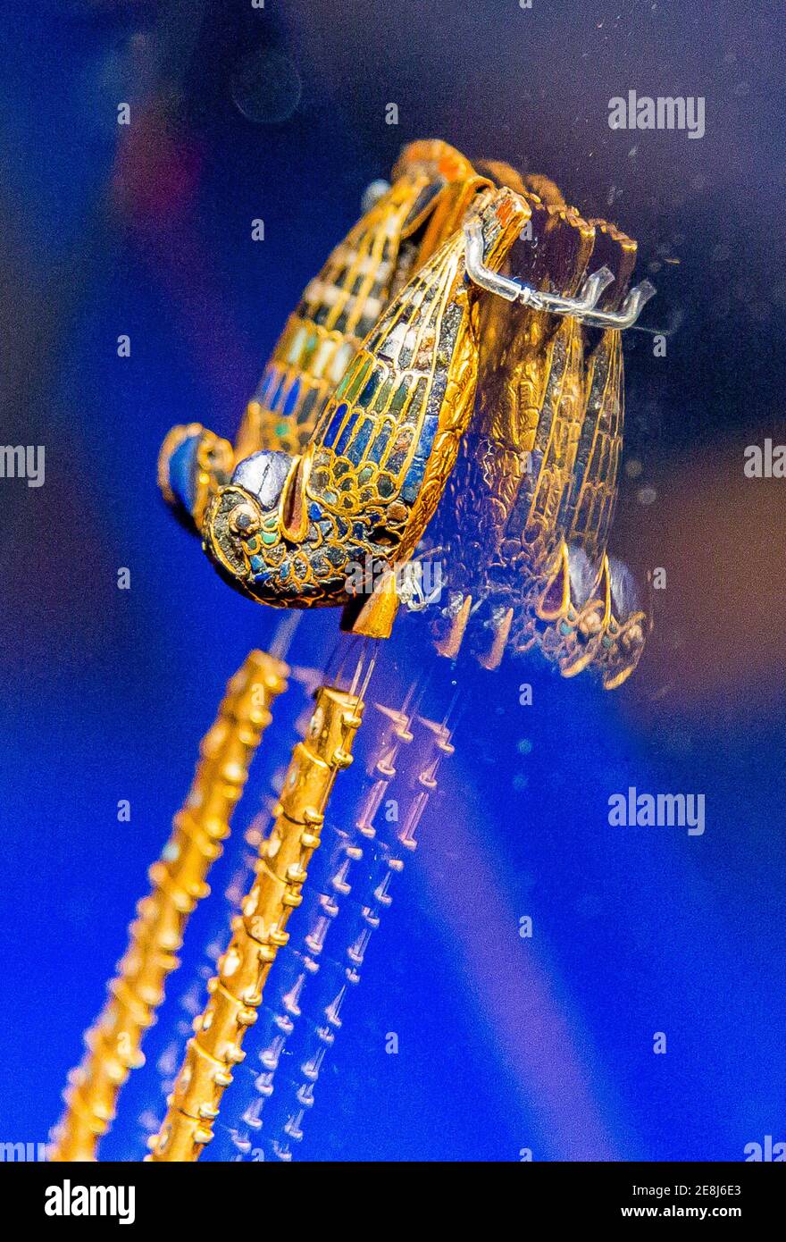 Égypte, le Caire, bijoux Toutankhamon, : ce fermoir pectoral montre 2 oiseaux de proie, visuellement dupliqués par des reflets de verre. Banque D'Images