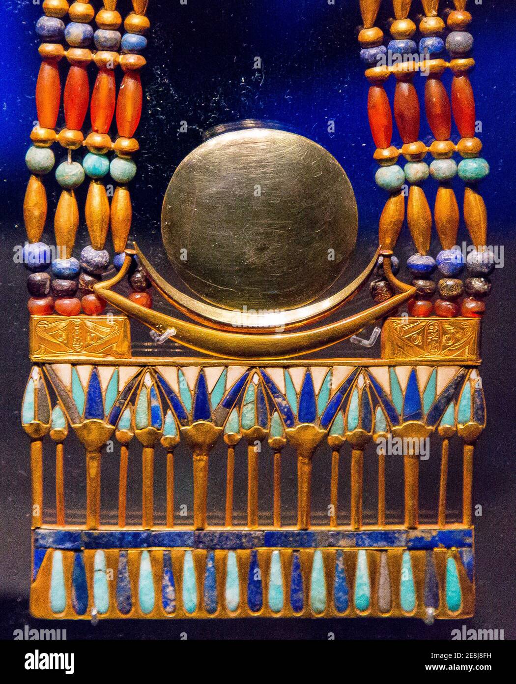 Egypte, bijoux Toutankhamon, de sa tombe à Louxor : pectoral montrant un disque lunaire en argent (électrum) et un croissant lunaire en argent. Banque D'Images