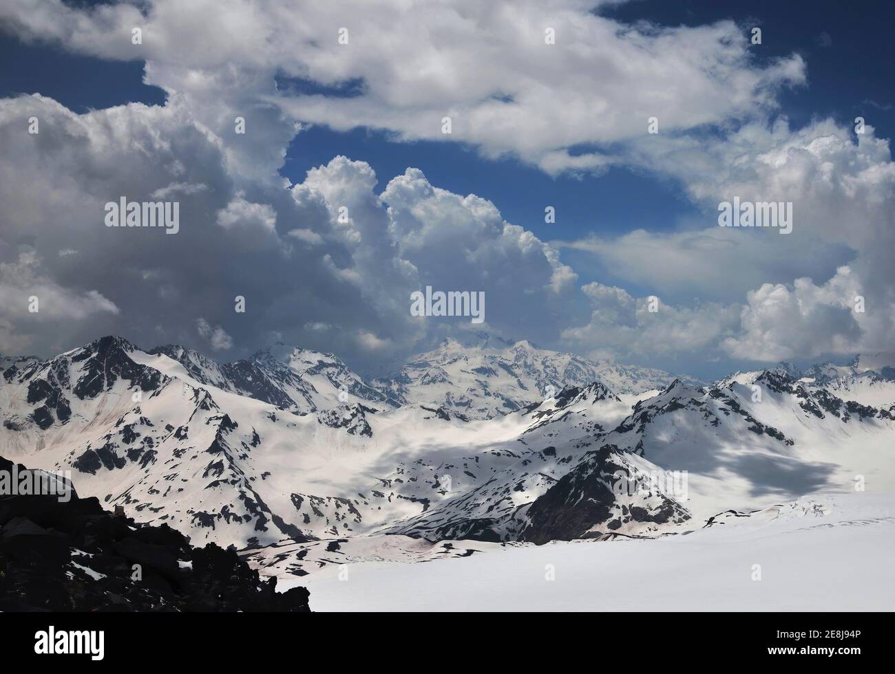 Vue sur les montagnes couvertes de neige depuis Elbrus. Banque D'Images