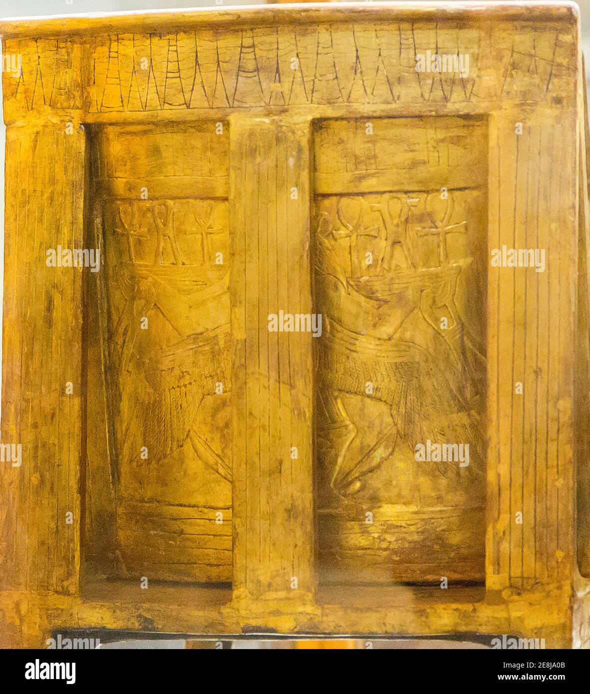Égypte, le Caire, Musée égyptien, de la tombe de Yuya et Thuya à Louxor : chaise en bois, plâtré et doré. Le dos montre une danse de dieu ailé BES. Banque D'Images