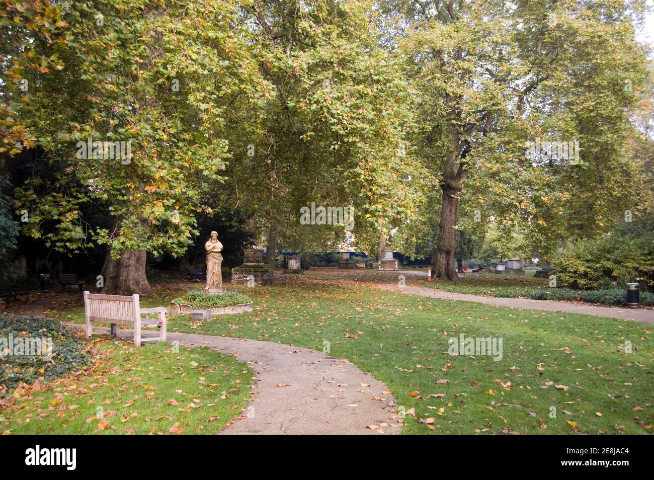 L'ancien cimetière est maintenant St George's Gardens, Bloomsbury, Londres. Le cimetière géorgien a été transformé en jardins publics à l'époque victorienne. Banque D'Images