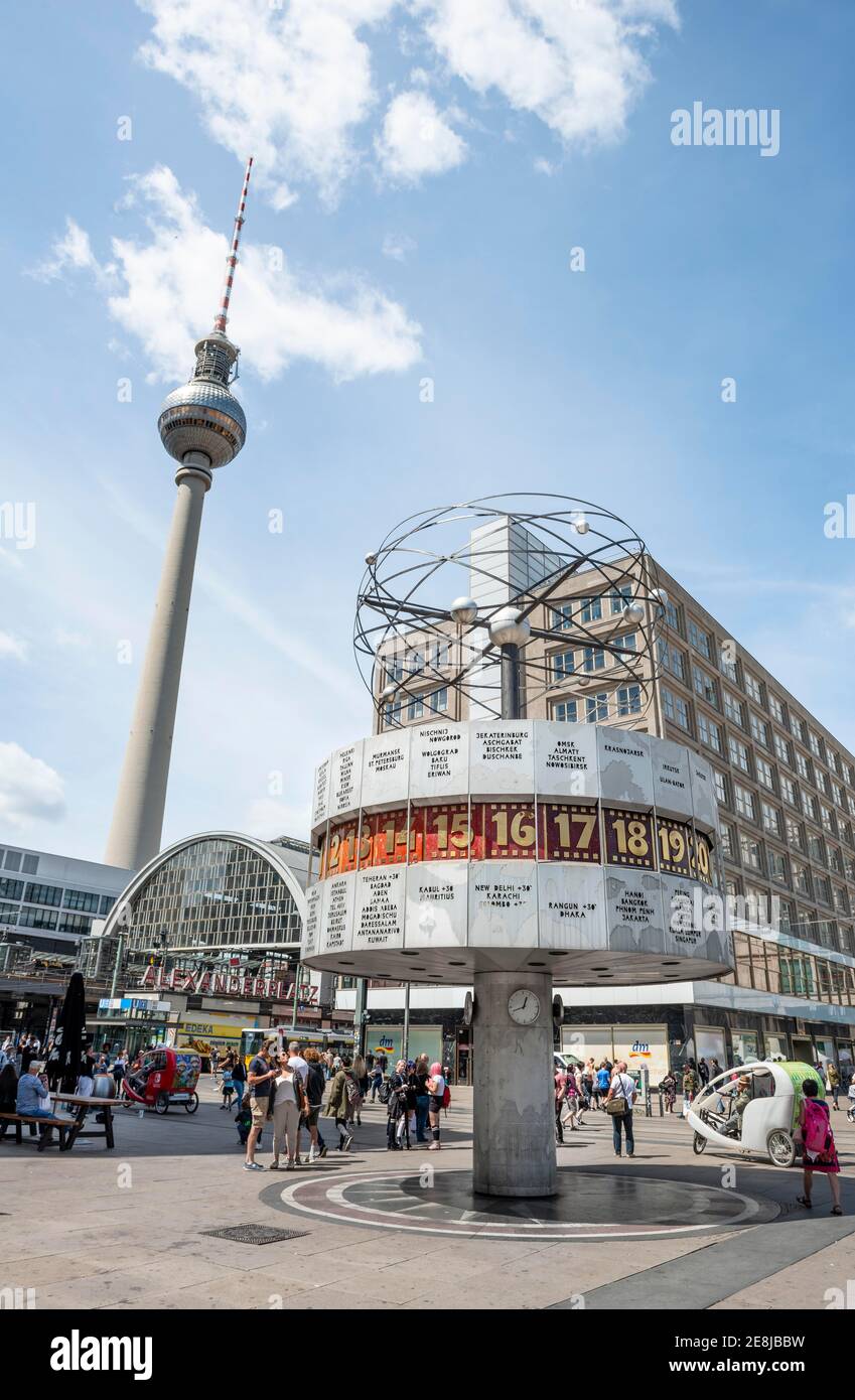 Alexanderplatz, Urania World Time Clock et Berlin TV Tower, Mitte, Berlin, Allemagne Banque D'Images