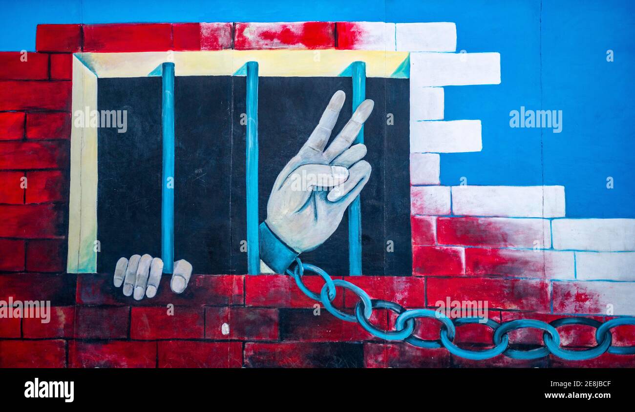 Murs de la main en chaîne murale faisant la paix signes de prison, artiste Andrej Smolak, fresque à la East Side Gallery, Berlin, Allemagne Banque D'Images