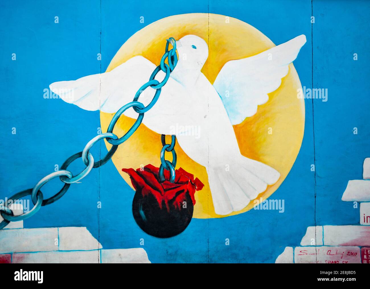 La colombe de la paix devant le soleil porte chaîne avec poids, artiste Andrej Smolak, murale à la East Side Gallery, Berlin Wall, Berlin, Allemagne Banque D'Images