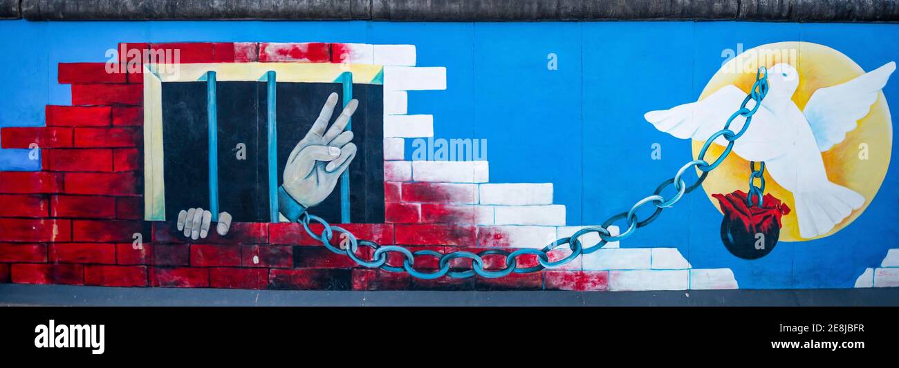 Fresque Angekettete main fait signe de paix de la prison avec la colombe de paix, artiste Andrej Smolak, fresque à la East Side Gallery, Berlin Wall, Berlin Banque D'Images