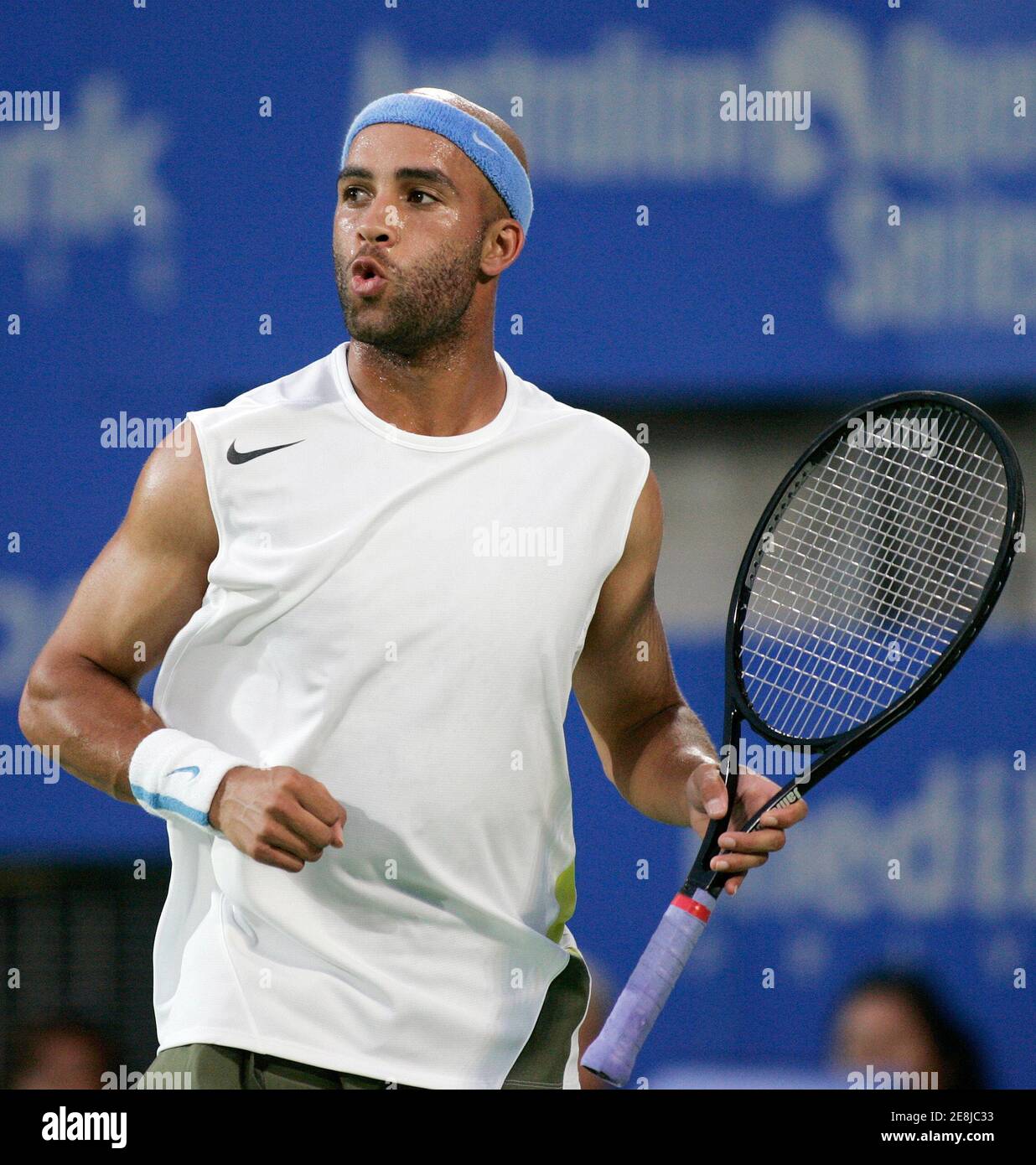 James Blake, des États-Unis, réagit après avoir gagné un point lors de sa victoire sur Carlos Moya, d'Espagne, dans le titre masculin du tournoi international de tennis de Sydney au parc olympique de Sydney, le 13 janvier 2007. REUTERS/will Burgess (AUSTRALIE) Banque D'Images