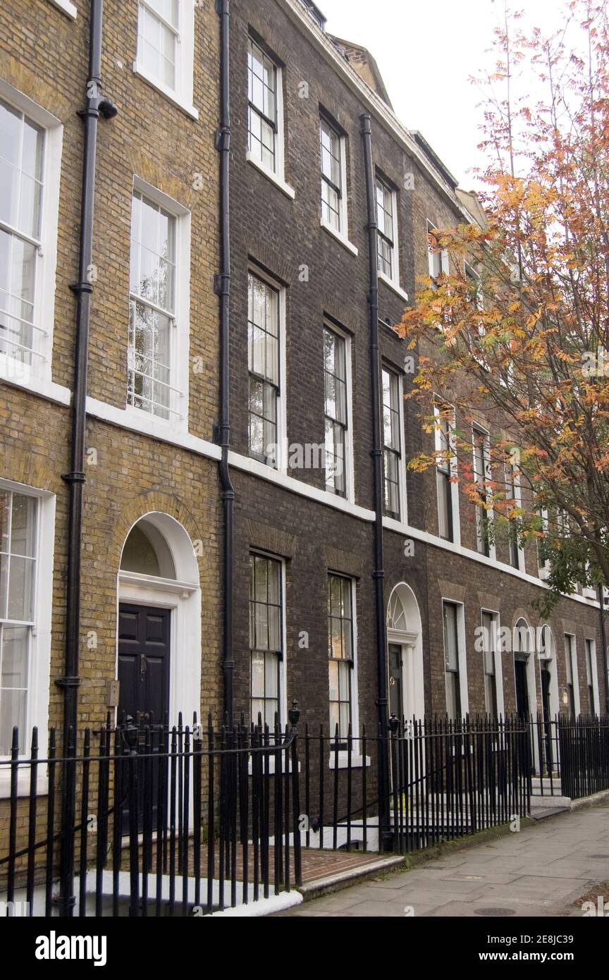 L'auteur et bien connu avec Sydney Smith (1771 - 1845) vivait dans cette maison de ville géorgienne à Bloomsbury, Londres. Bâtiment historique avec vue depuis les pavillons Banque D'Images