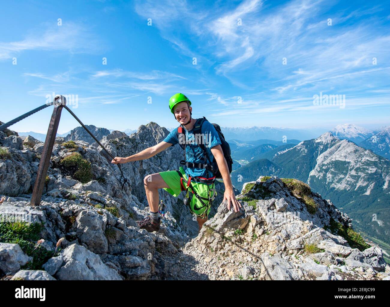 Mountaineer monte une via ferrata, Mittenwalder Hoehenweg, Karwendel Mountains, Mittenwald, Bavière, Allemagne Banque D'Images